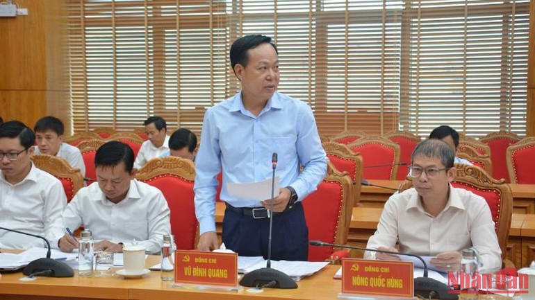 Các đại biểu phát biểu ý kiến thảo luận.