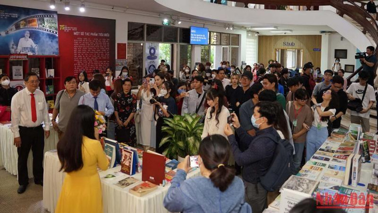 Đông đảo người yêu điện ảnh đến dự buổi khai mạc.