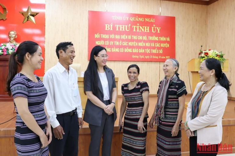 Bí thư Tỉnh ủy Quảng Ngãi Bùi Thị Quỳnh Vân thăm hỏi đời sống bà con vùng miền núi.