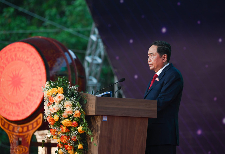 Phó Chủ tịch Thường trực Quốc hội Trần Thanh Mẫn phát biểu chúc mừng thầy và trò Đại học Quốc gia Hà Nội.