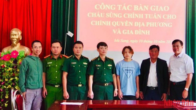 Nạn nhân Tuấn được gia đình và chính quyền địa phương đón về sau khi được giải cứu.