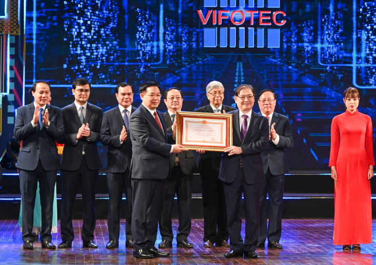 Chủ tịch Quốc hội Vương Đình Huệ trao Huân chương Lao động hạng Nhất cho Quỹ Hỗ trợ Sáng tạo Kỹ thuật Việt Nam (VIFOTEC).