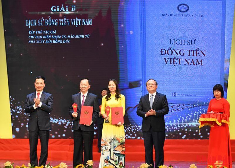 Bộ trưởng Thông tin và Truyền thông Nguyễn Mạnh Hùng và Tổng giám đốc Đài tiếng nói Việt Nam Đỗ Tiến Sỹ trao giải B cho nhóm tác giả với tác phẩm Lịch sử đồng tiền Việt Nam. Bộ trưởng Thông tin và Truyền thông Nguyễn Mạnh Hùng và Tổng giám đốc Đài tiếng nói Việt Nam Đỗ Tiến Sỹ trao giải B cho nhóm tác giả với tác phẩm Lịch sử đồng tiền Việt Nam.