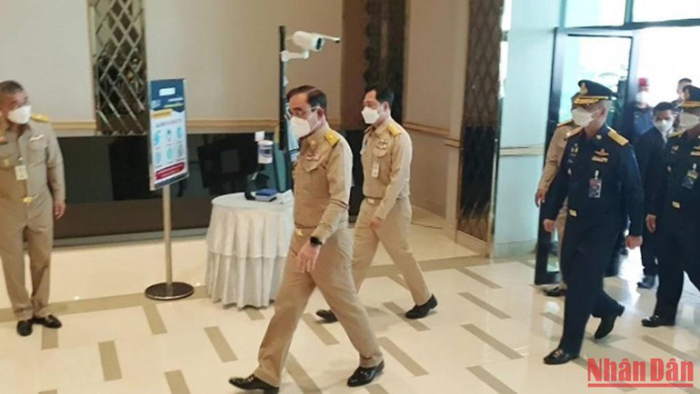 Thủ tướng Prayut Chan-o-cha và nhiều thành viên Chính phủ Thái Lan đã tới Nong Bua Lamphu để thăm hỏi, động viên gia đình các nạn nhân vụ nổ súng. (Ảnh: Thairath)