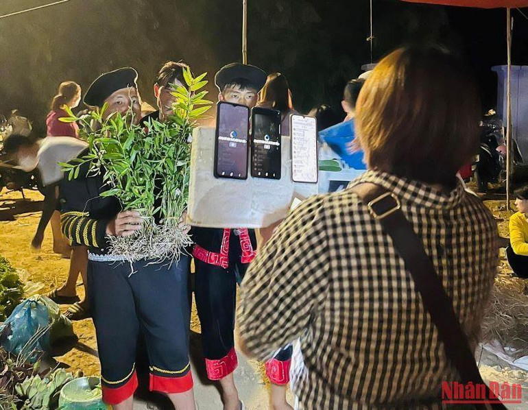 Người vùng cao Tủa Chùa bán hàng bằng cách livestream trên điện thoại thông minh. Người vùng cao Tủa Chùa bán hàng bằng cách livestream trên điện thoại thông minh.