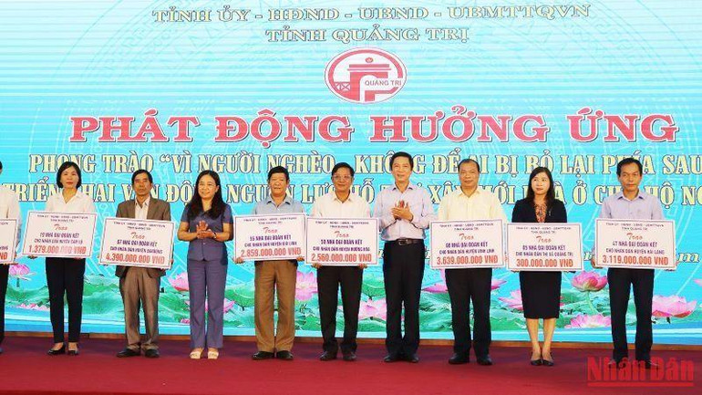 Lãnh đạo tỉnh Quảng Trị trao nguồn vận động xây dựng nhà ở cho các huyện, thị, thành phố. Lãnh đạo tỉnh Quảng Trị trao nguồn vận động xây dựng nhà ở cho các huyện, thị, thành phố.