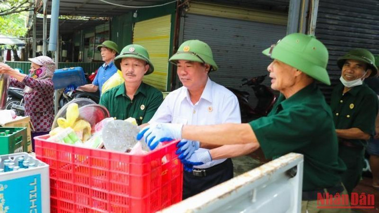 Cựu chiến binh phường Thu Thủy chuyển các vật dụng lên xe ô-tô.