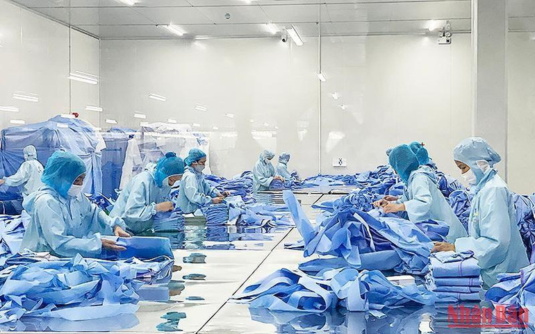 Quy trình sản xuất đồ bảo hộ y tế hiện đại, khép kín của Công ty cổ phần Sản xuất thương mại dệt may Nam Dương. Quy trình sản xuất đồ bảo hộ y tế hiện đại, khép kín của Công ty cổ phần Sản xuất thương mại dệt may Nam Dương.