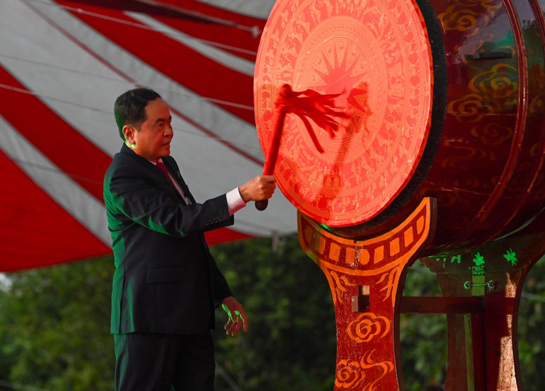 Phó Chủ tịch Thường trực Quốc hội Trần Thanh Mẫn đánh trống khai giảng năm học 2022-2023.