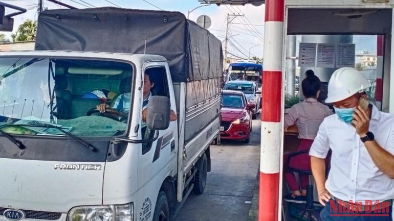 Một nhân viên liên hệ với lãnh đạo để giải đáp thắc mắc cho tài xế.