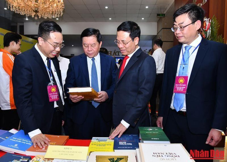 Trưởng Ban Tuyên giáo Trung ương Nguyễn Trọng Nghĩa và Bộ trưởng Thông tin và Truyền thông Nguyễn Mạnh Hùng thăm nơi trưng bày các cuốn sách tại lễ trao giải. Trưởng Ban Tuyên giáo Trung ương Nguyễn Trọng Nghĩa và Bộ trưởng Thông tin và Truyền thông Nguyễn Mạnh Hùng thăm nơi trưng bày các cuốn sách tại lễ trao giải.
