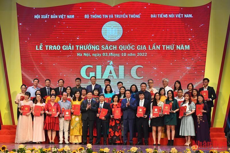 Phó Trưởng Ban Tuyên giáo Trung ương Trần Thanh Lâm và Chủ tịch Hội Xuất bản Việt Nam, Chủ tịch Hội đồng Giải thưởng Sách quốc gia Hoàng Vĩnh Bảo ttrao 16 giải C cho các tác giả, dịch giả, nhà xuất bản và công ty sách. Phó Trưởng Ban Tuyên giáo Trung ương Trần Thanh Lâm và Chủ tịch Hội Xuất bản Việt Nam, Chủ tịch Hội đồng Giải thưởng Sách quốc gia Hoàng Vĩnh Bảo ttrao 16 giải C cho các tác giả, dịch giả, nhà xuất bản và công ty sách.