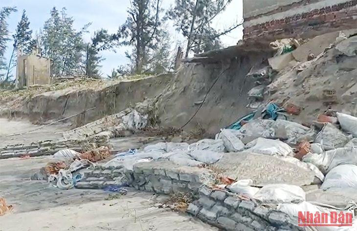 Sóng đánh gây sạt lở, thiệt hại nhà dân tại bờ biển Cửa Đại.