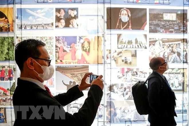 Các đại biểu tham quan Triển lãm ảnh "Cuộc sống sau đại dịch Covid-19" trong khuôn khổ Đại hội đồng OANA lần thứ 18. (Ảnh: TTXVN) Các đại biểu tham quan Triển lãm ảnh "Cuộc sống sau đại dịch Covid-19" trong khuôn khổ Đại hội đồng OANA lần thứ 18. (Ảnh: TTXVN)