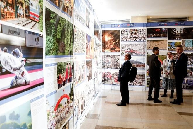 Các đại biểu tham quan Triển lãm ảnh "Cuộc sống sau đại dịch Covid-19" trong khuôn khổ Đại hội đồng OANA lần thứ 18. (Ảnh: TTXVN) Các đại biểu tham quan Triển lãm ảnh "Cuộc sống sau đại dịch Covid-19" trong khuôn khổ Đại hội đồng OANA lần thứ 18. (Ảnh: TTXVN)