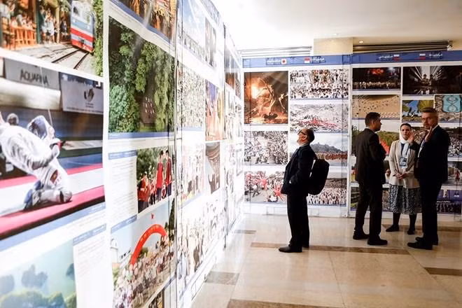 Các đại biểu tham quan Triển lãm ảnh "Cuộc sống sau đại dịch Covid-19" trong khuôn khổ Đại hội đồng OANA lần thứ 18. (Ảnh: TTXVN)