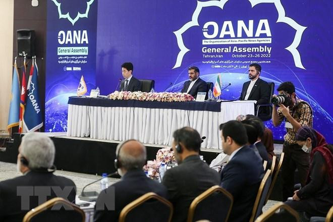 Đoàn Chủ tịch Đại hội đồng OANA 18 gồm Bộ trưởng Văn hóa và Hướng dẫn Hồi giáo Iran Mohammad Mehdi Esmali, Giám đốc điều hành hãng IRNA (Iran) Ali Naderi, Giám đốc điều hành hãng Yonhap (Hàn Quốc) Hyeonjun Kim. (Ảnh: TTXVN) Đoàn Chủ tịch Đại hội đồng OANA 18 gồm Bộ trưởng Văn hóa và Hướng dẫn Hồi giáo Iran Mohammad Mehdi Esmali, Giám đốc điều hành hãng IRNA (Iran) Ali Naderi, Giám đốc điều hành hãng Yonhap (Hàn Quốc) Hyeonjun Kim. (Ảnh: TTXVN)