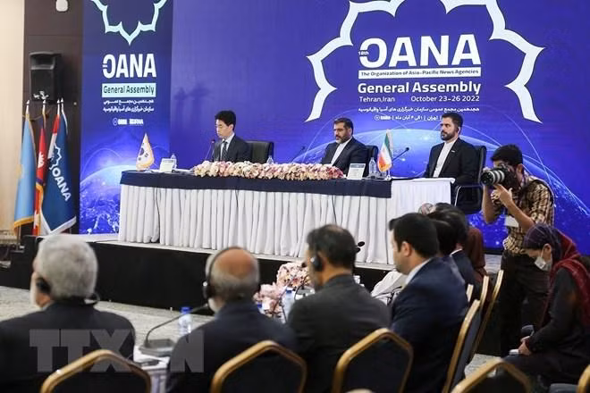 Đoàn Chủ tịch Đại hội đồng OANA 18 gồm Bộ trưởng Văn hóa và Hướng dẫn Hồi giáo Iran Mohammad Mehdi Esmali, Giám đốc điều hành hãng IRNA (Iran) Ali Naderi, Giám đốc điều hành hãng Yonhap (Hàn Quốc) Hyeonjun Kim. (Ảnh: TTXVN)