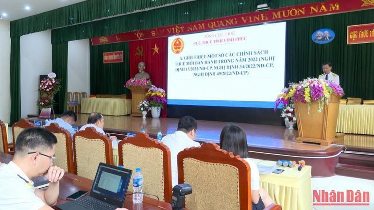 Cục trưởng Cục Thuế tỉnh đối thoại về chính sách thuế.