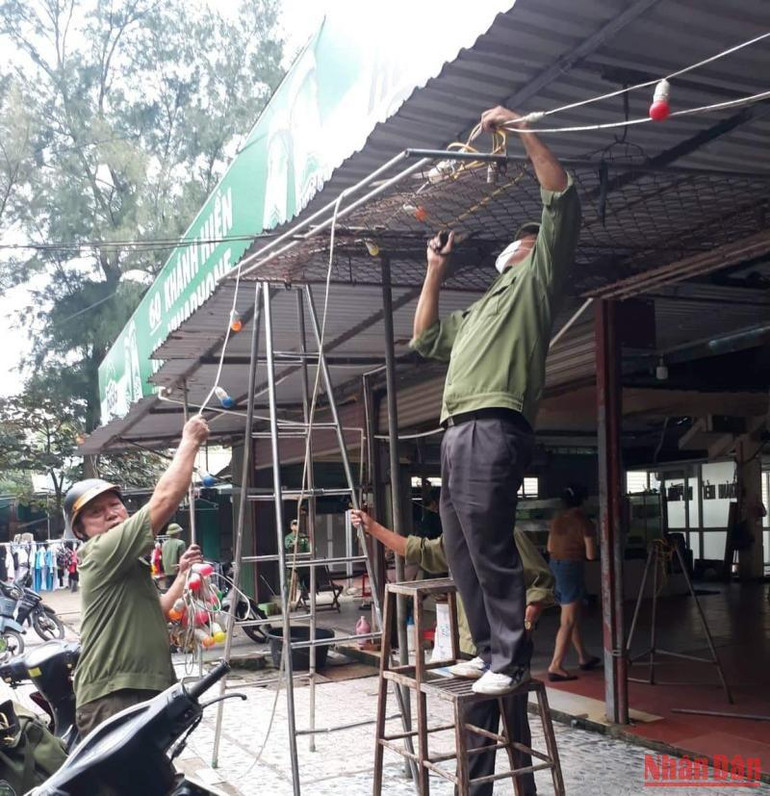 Phường Thu Thủy huy động các lực lượng tham gia hỗ trợ tháo dỡ các ki-ốt.