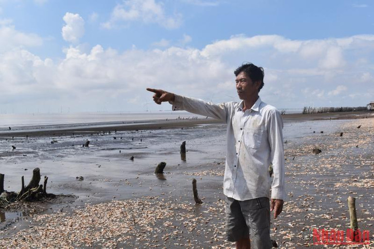 Gia đình ông Mai Văn Tia (ngụ xã Bảo Thuận) phải 3 lần di dời nhà do sạt lở bờ biển.