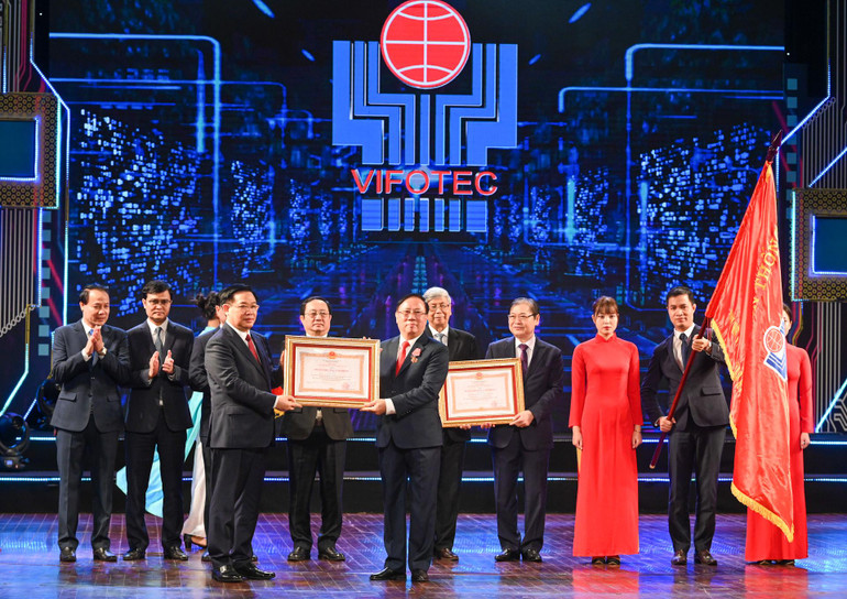 Chủ tịch Quốc hội Vương Đình Huệ trao Huân chương Lao động hạng Nhất cho Phó Chủ tịch Thường trực Hội đồng bảo trợ Quỹ VIFOTEC Lê Xuân Thảo.