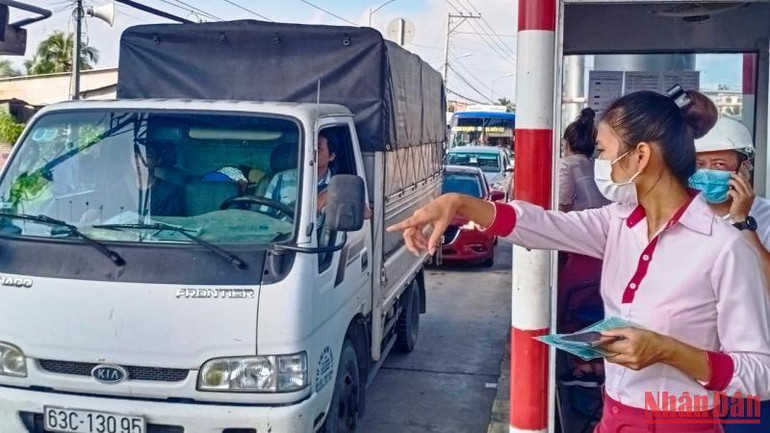 Nhân viên Trạm thu phí hướng dẫn tài xế di chuyển xe vào vị trí để lãnh đạo trả lời thắc mắc.