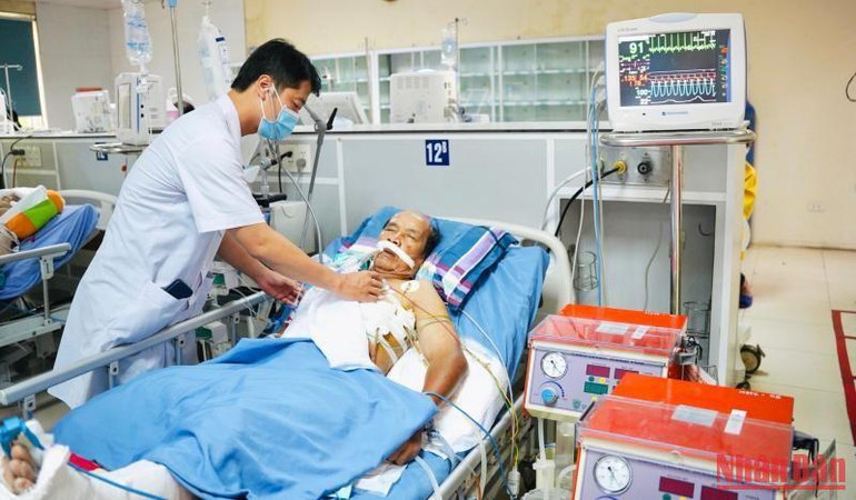 Thầy thuốc tại Trung tâm Y tế huyện Bình Xuyên chăm sóc bệnh nhân nặng.