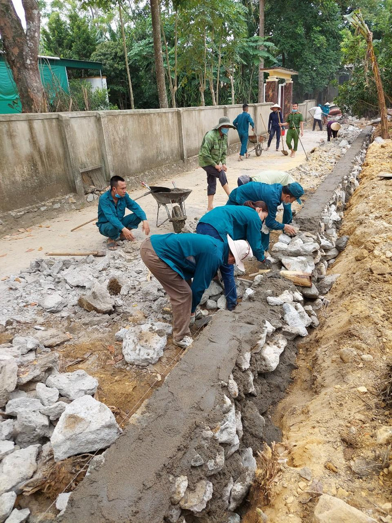 Cán bộ, đảng viên xã Sơn Châu giúp các hộ dân xây dựng lại tường rào sau khi hiến đất mở rộng giao thông thôn, xóm. Cán bộ, đảng viên xã Sơn Châu giúp các hộ dân xây dựng lại tường rào sau khi hiến đất mở rộng giao thông thôn, xóm.