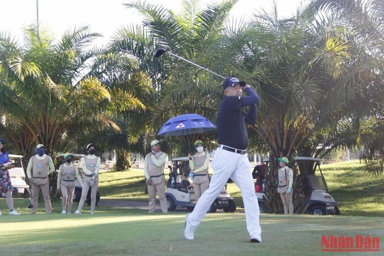 Golf thủ Kikeo Khaykhamphithoune, Phó Thủ tướng Chính phủ Lào tham gia thi đấu.