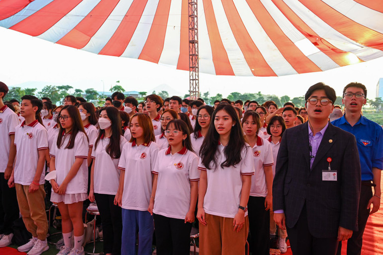 Các tân sinh viên khóa QH2022 của Đại học Quốc gia Hà Nội thực hiện nghi thức chào cờ tại Lễ khai giảng.