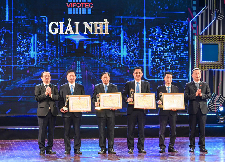 Bộ trưởng Khoa học và Công nghệ Huỳnh Thành Đạt và Chủ nhiệm Ủy ban Khoa học Công nghệ và Môi trường Lê Quang Huy trao giải Nhì cho các tác giả, nhóm tác giả đoạt giải.