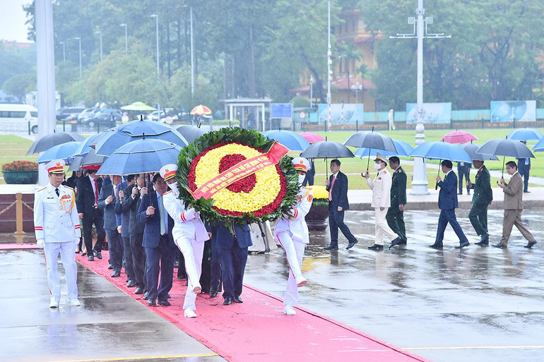 Vòng hoa của đoàn mang dòng chữ “Đời đời nhớ ơn Chủ tịch Hồ Chí Minh vĩ đại - Quốc hội nước Cộng hòa xã hội chủ nghĩa Việt Nam khóa XV - Kỳ họp thứ tư”.