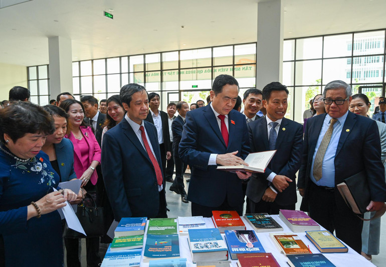 Phó Chủ tịch Thường trực Quốc hội Trần Thanh Mẫn, Bộ trưởng Giáo dục và Đào tạo Nguyễn Kim Sơn cùng các đại biểu tham quan gian trưng bày sách tại Đại học quốc gia Hà Nội.