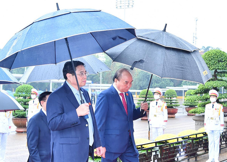 Chủ tịch nước Nguyễn Xuân Phúc, Thủ tướng Phạm Minh Chính vào Lăng viếng Chủ tịch Hồ Chí Minh.