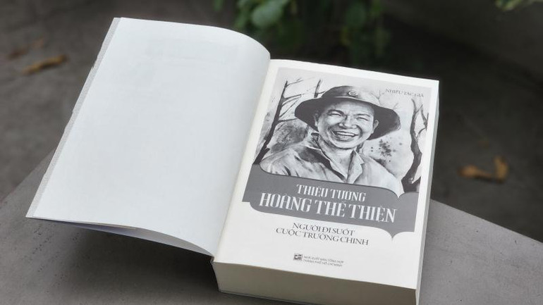 Bìa tác phẩm “Thiếu tướng Hoàng Thế Thiện - Người đi suốt cuộc trường chinh”.