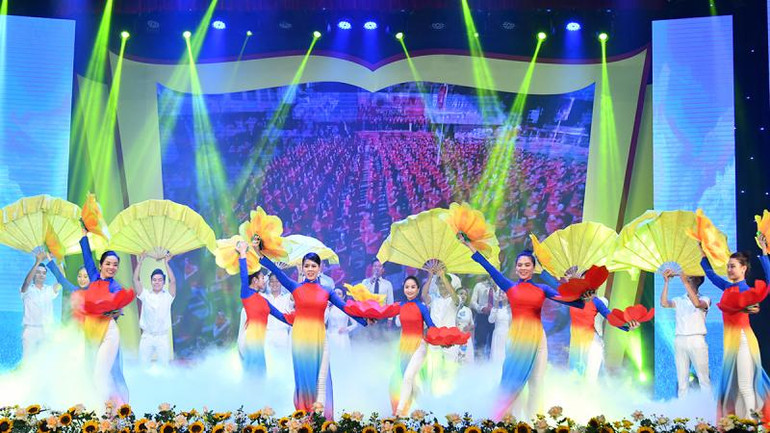 Một tiết mục nghệ thuật do các nghệ sĩ của Đài Tiếng nói Việt Nam biểu diễn tại Lễ trao Giải thưởng Sách quốc gia lần thứ V. Một tiết mục nghệ thuật do các nghệ sĩ của Đài Tiếng nói Việt Nam biểu diễn tại Lễ trao Giải thưởng Sách quốc gia lần thứ V.