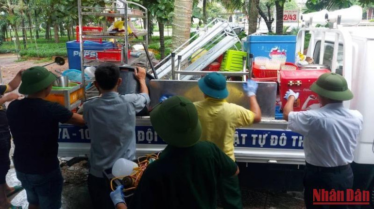 Huy động xe của phường để giúp người dân vận chuyển đồ đạc đến địa điểm mới.