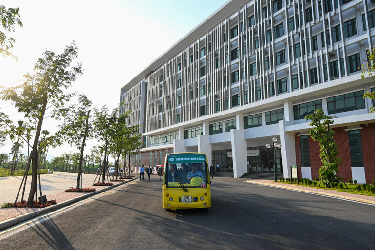 Cơ sở vật chất được đầu tư xây dựng khang trang tại Đại học Quốc gia cơ sở Hòa Lạc.