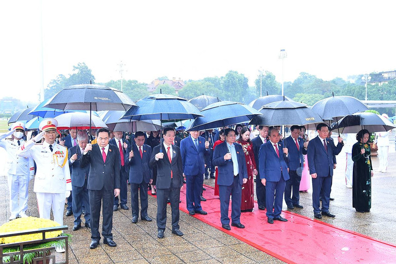 Chủ tịch nước Nguyễn Xuân Phúc, Thủ tướng Phạm Minh Chính và Chủ tịch Quốc hội Vương Đình Huệ, các đồng chí lãnh đạo Đảng, Nhà nước cùng các đại biểu Quốc hội thành kính tưởng nhớ Chủ tịch Hồ Chí Minh.