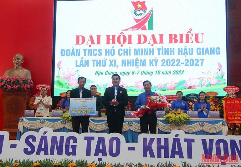Tặng 300 triệu đồng vào Quỹ học bổng “Thắp sáng ước mơ tuổi trẻ Hậu Giang”.