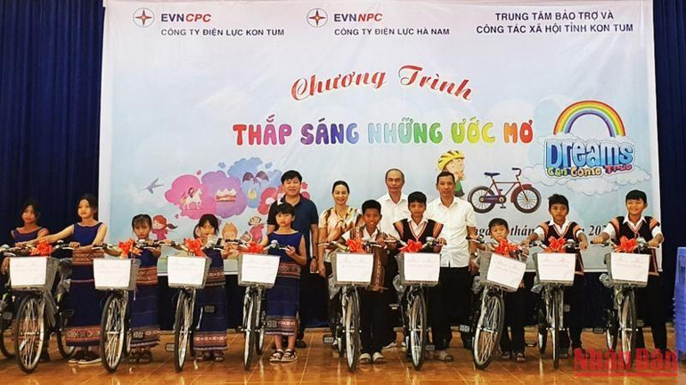 Trao tặng 10 xe đạp và 100 chiếc ghế nhựa.