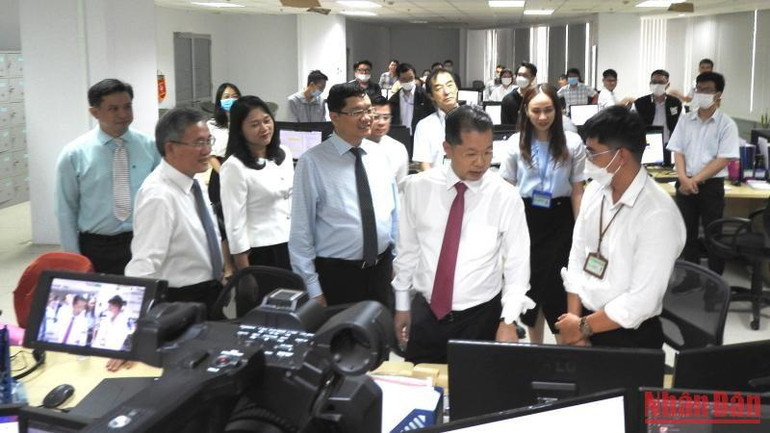 Đồng chí Nguyễn Văn Quảng thăm khu sản xuất phần mềm của công ty Nippon Seiki Đà Nẵng.