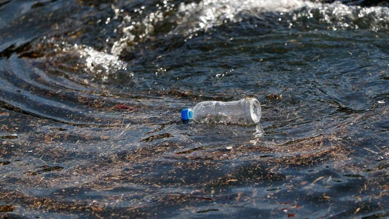 Một chai nhựa trôi dạt trên biển tại một cảng cá ở Isumi, phía đông Tokyo, Nhật Bản, ngày 21/11/2018. (Ảnh: REUTERS)