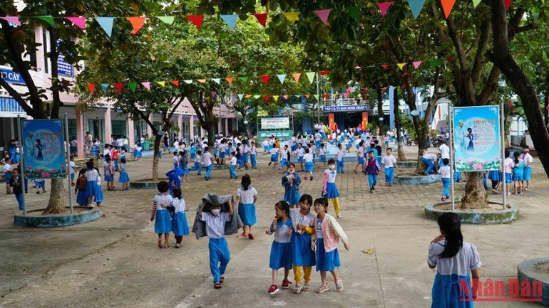 Các em học sinh đã đến trường học tập.