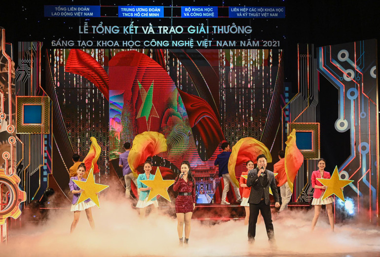 Một tiết mục văn nghệ tại lễ trao giải.