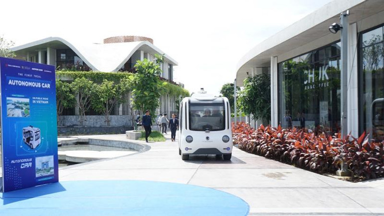 Xe tự hành đang di chuyển từ khu thương mại Hikari sang Tòa nhà Trung tâm Hành chính tỉnh Bình Dương.