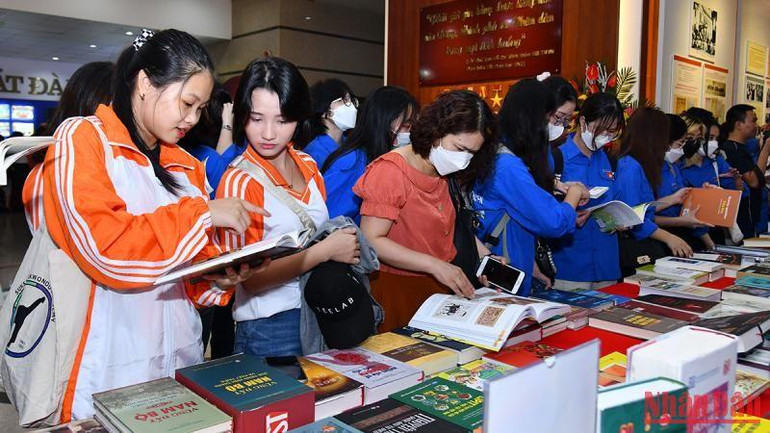 Đông đảo độc giả, các bạn sinh viên yêu thích sách có mặt tại lễ trao giải tối 3/10. Đông đảo độc giả, các bạn sinh viên yêu thích sách có mặt tại lễ trao giải tối 3/10.