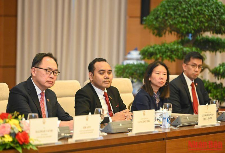 Đoàn đại biểu Singapore dự buổi tiếp. Đoàn đại biểu Singapore dự buổi tiếp.