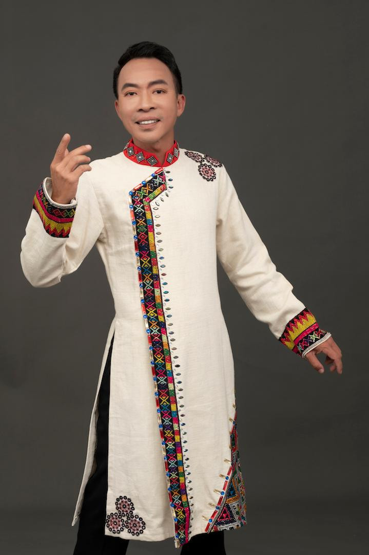 NSƯT Việt Hoàn. NSƯT Việt Hoàn.